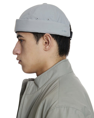 Brimless cap with a minimalist design