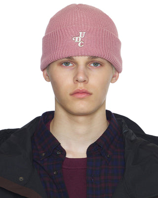 Short beanie in a trendy streetwear look