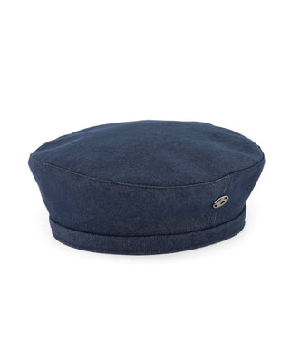 A newsboy cap worn with a classic trench coat.