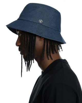 Short visor hat with sporty look